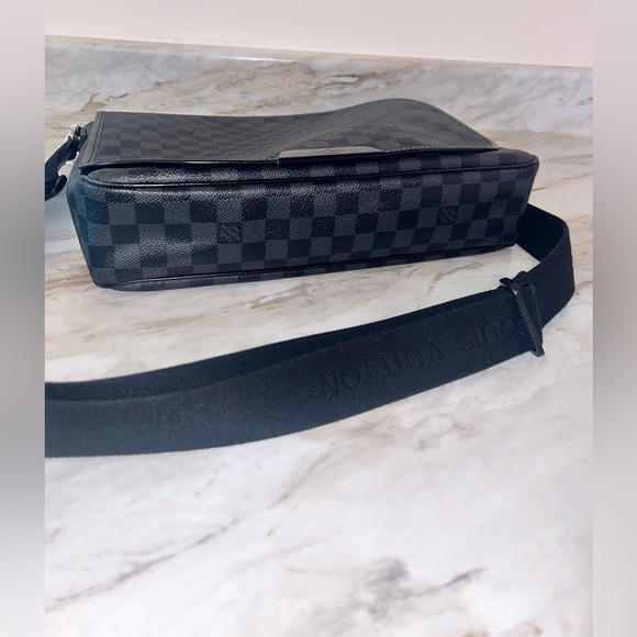 Louis Vuitton District Messenger Bag Damier Graphite - Picture 9 of 16